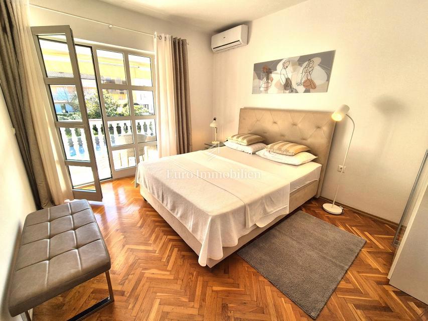 Opremljeno stanovanje s pogledom na morje