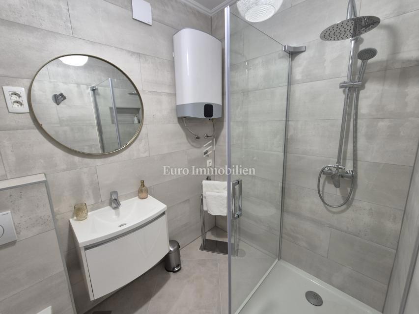 Opremljeno stanovanje s pogledom na morje