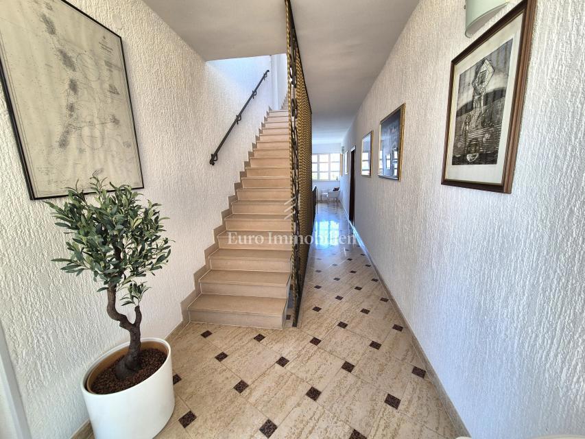 Opremljeno stanovanje s pogledom na morje