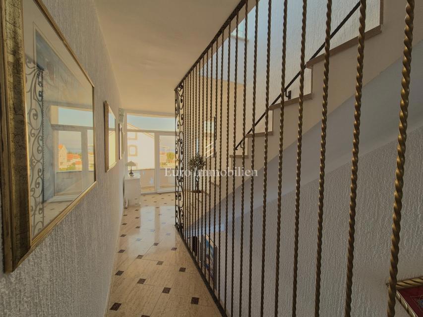 Opremljeno stanovanje s pogledom na morje