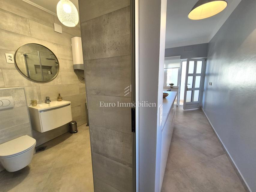 Opremljeno stanovanje s pogledom na morje