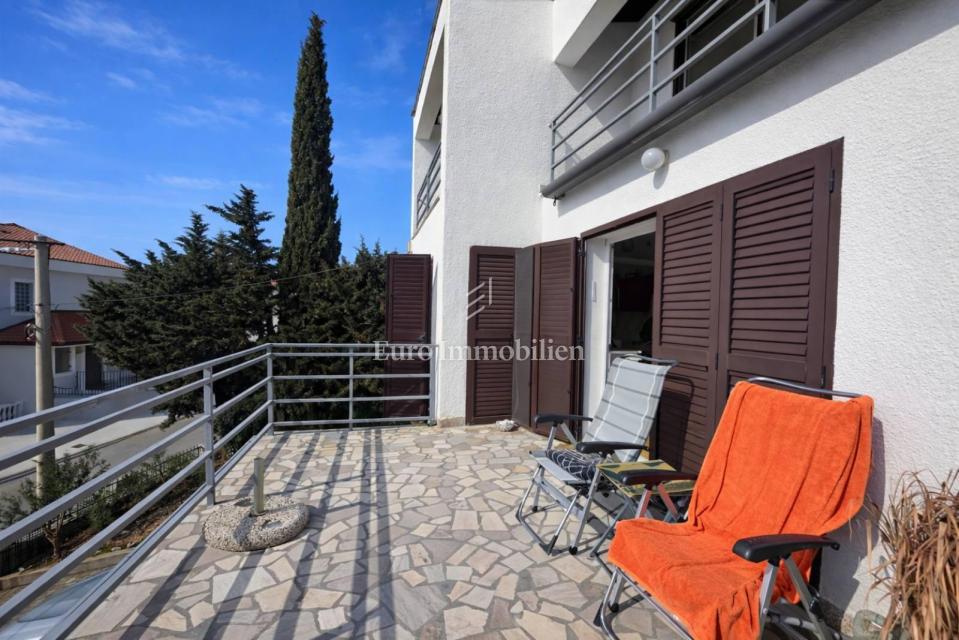 Stanovanje z dvoriščem in garažo na odlični lokaciji