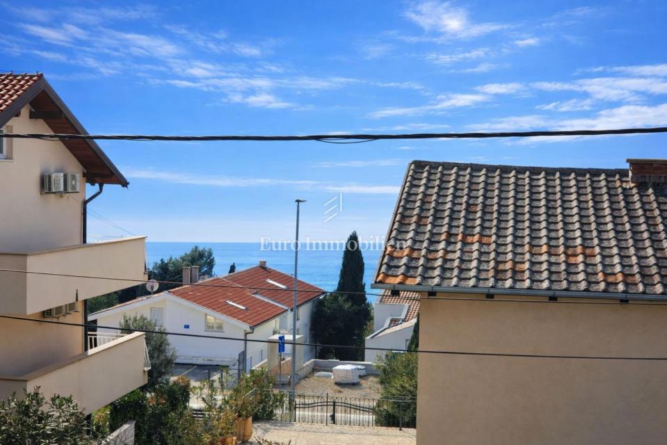 Stanovanje z dvoriščem in garažo na odlični lokaciji