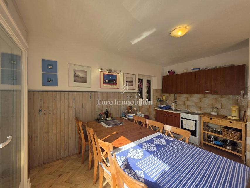 Stanovanje z dvoriščem in garažo na odlični lokaciji