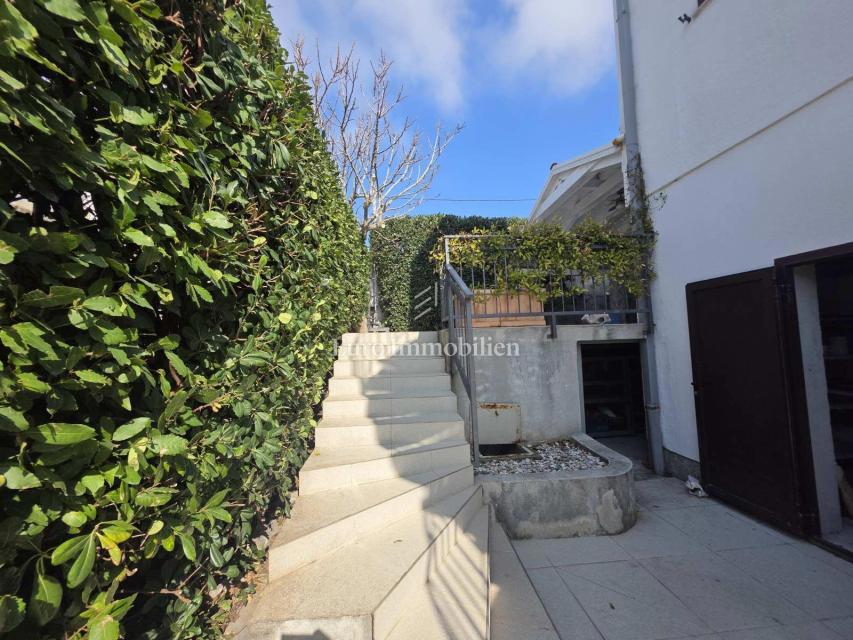 Stanovanje z dvoriščem in garažo na odlični lokaciji