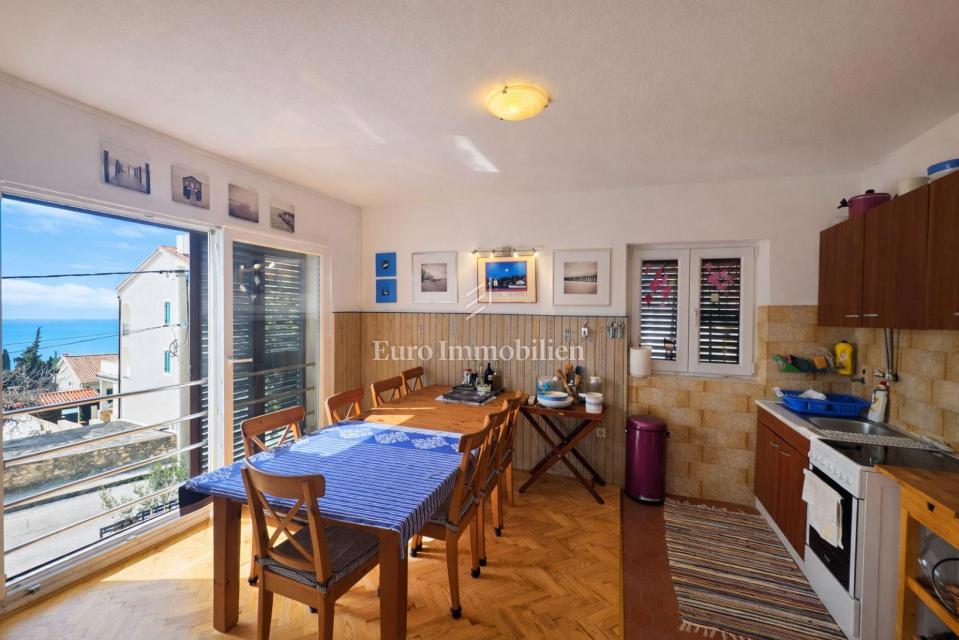 Stanovanje z dvoriščem in garažo na odlični lokaciji