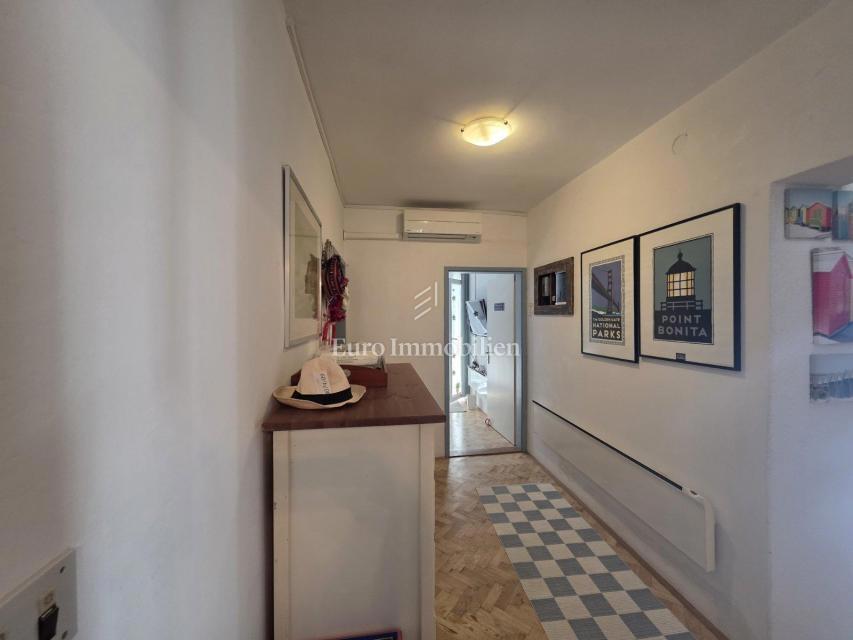 Stanovanje z dvoriščem in garažo na odlični lokaciji