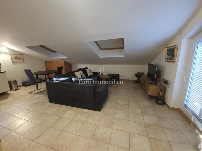 Stanovanje/Apartmani Malinska, Malinska-Dubašnica, 110,44m2