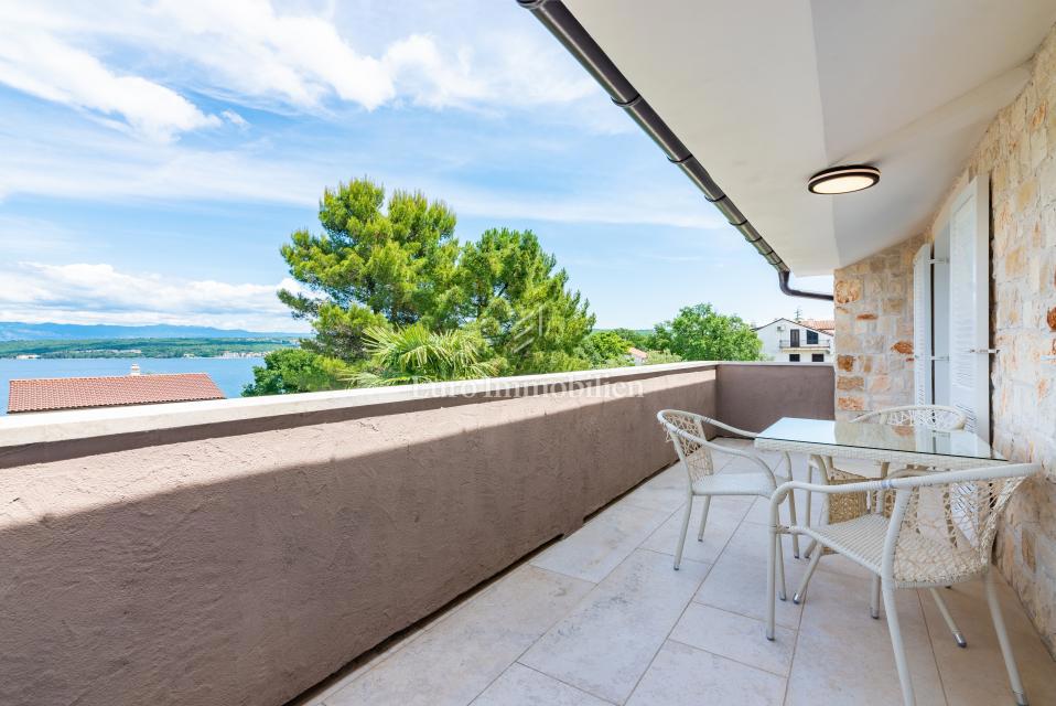 Otok Krk, Malinska, hiša z bazenom v tretji vrsti od morja!