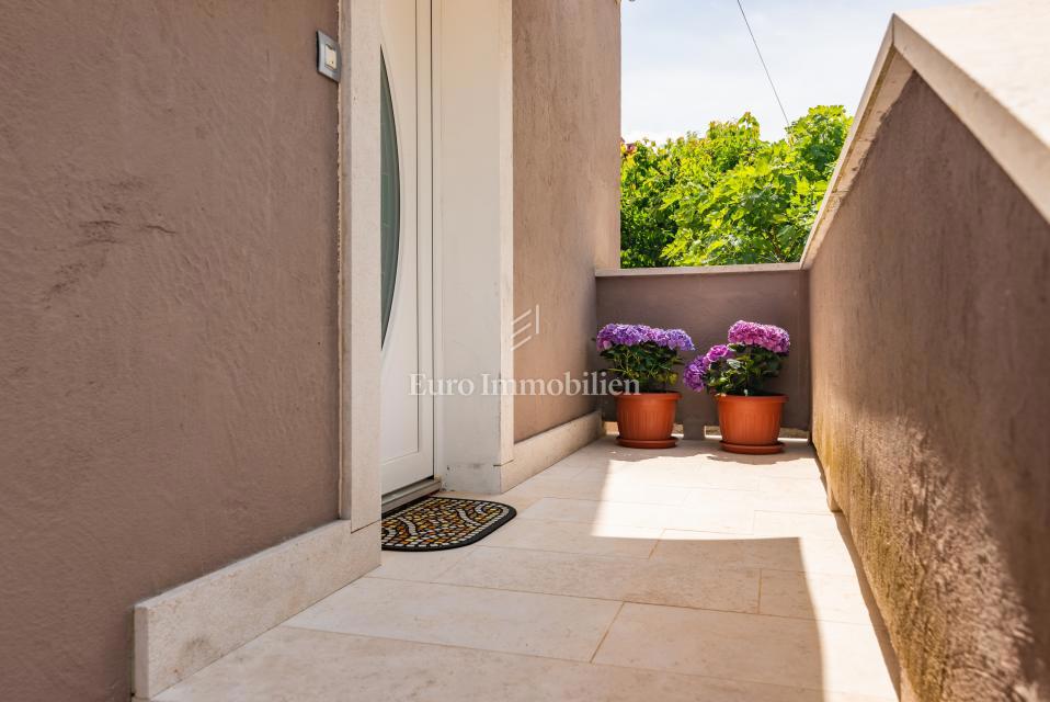 Otok Krk, Malinska, hiša z bazenom v tretji vrsti od morja!