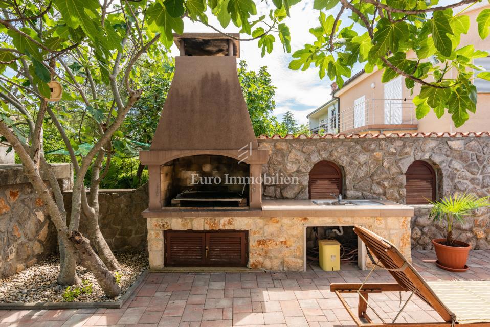 Otok Krk, Malinska, hiša z bazenom v tretji vrsti od morja!