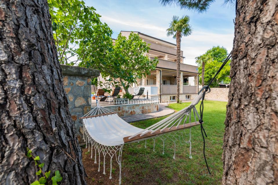 Otok Krk, Malinska, hiša z bazenom v tretji vrsti od morja!