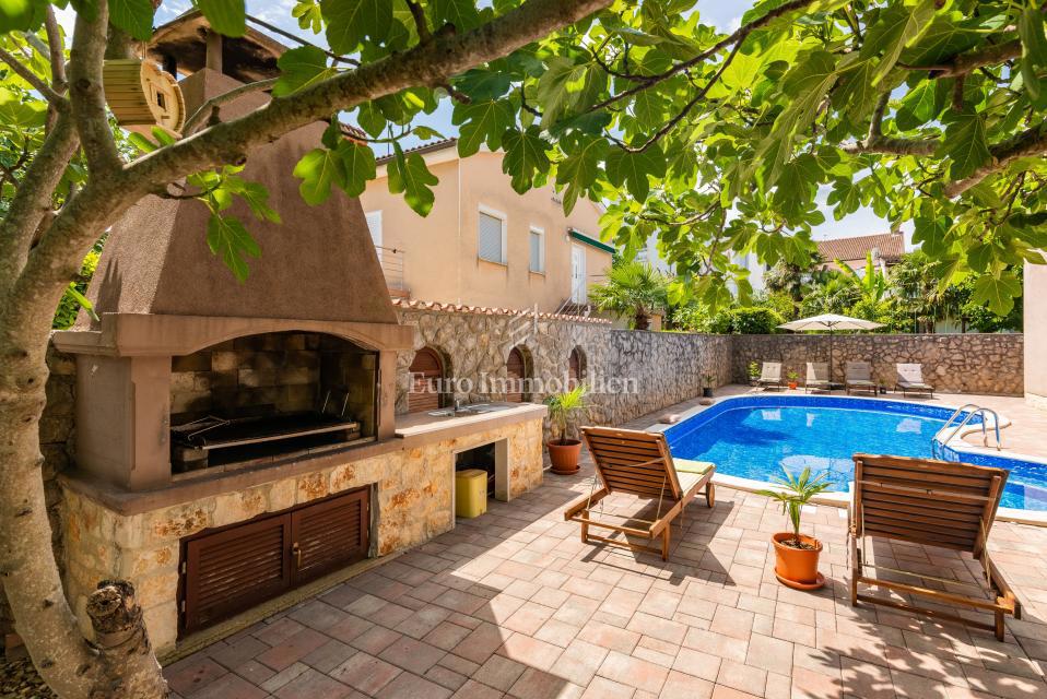 Otok Krk, Malinska, hiša z bazenom v tretji vrsti od morja!