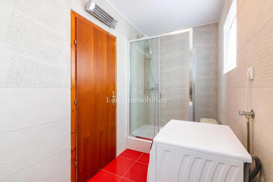 Otok Krk, Malinska, hiša z bazenom v tretji vrsti od morja!