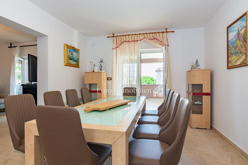 Otok Krk, Malinska, hiša z bazenom v tretji vrsti od morja!