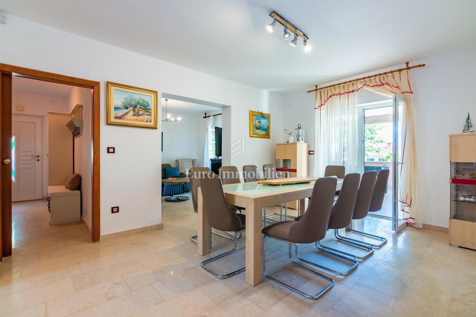 Otok Krk, Malinska, hiša z bazenom v tretji vrsti od morja!