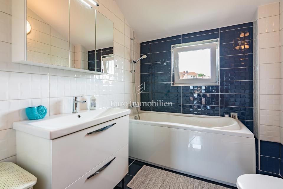 Otok Krk, Malinska, hiša z bazenom v tretji vrsti od morja!