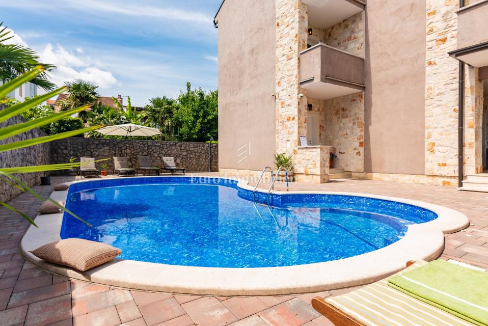 Otok Krk, Malinska, hiša z bazenom v tretji vrsti od morja!