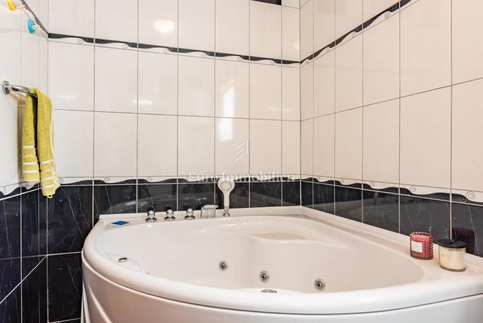 Otok Krk, Malinska, hiša z bazenom v tretji vrsti od morja!