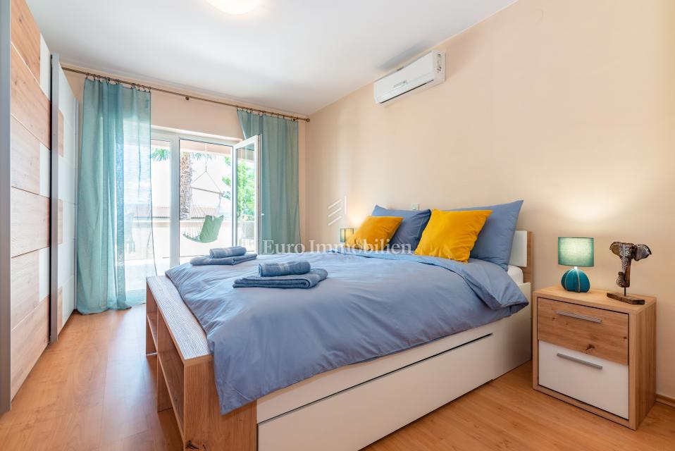 Otok Krk, Malinska, hiša z bazenom v tretji vrsti od morja!