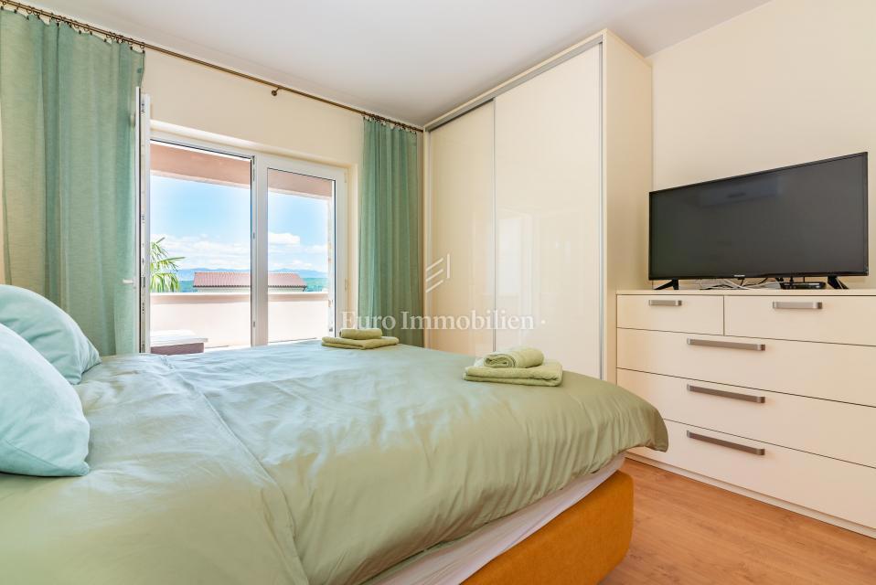 Otok Krk, Malinska, hiša z bazenom v tretji vrsti od morja!