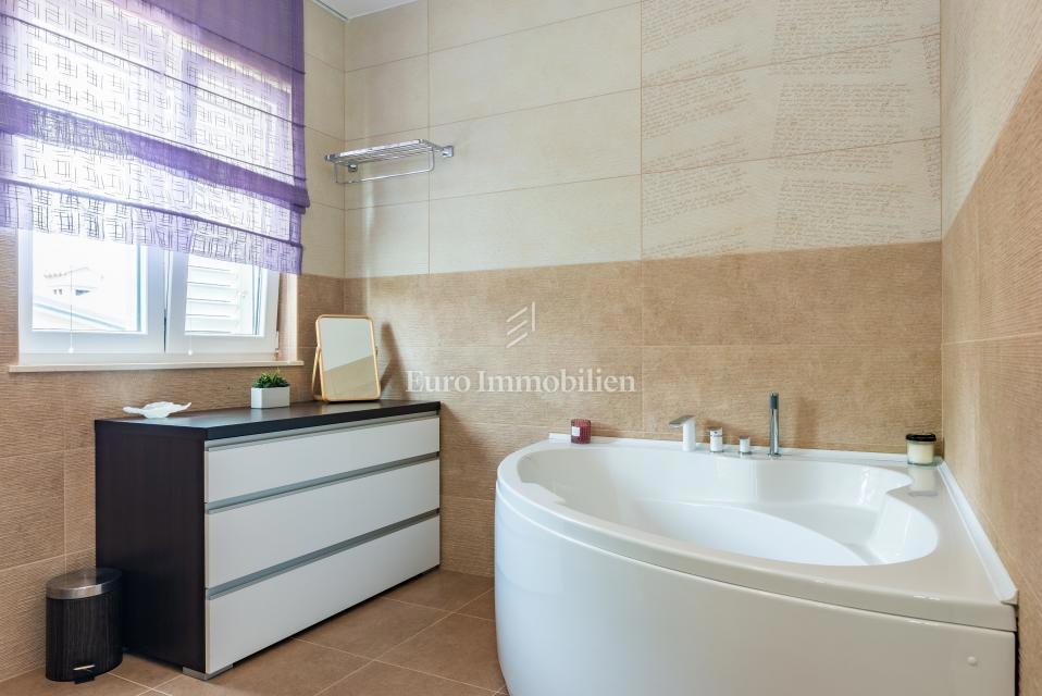 Otok Krk, Malinska, hiša z bazenom v tretji vrsti od morja!