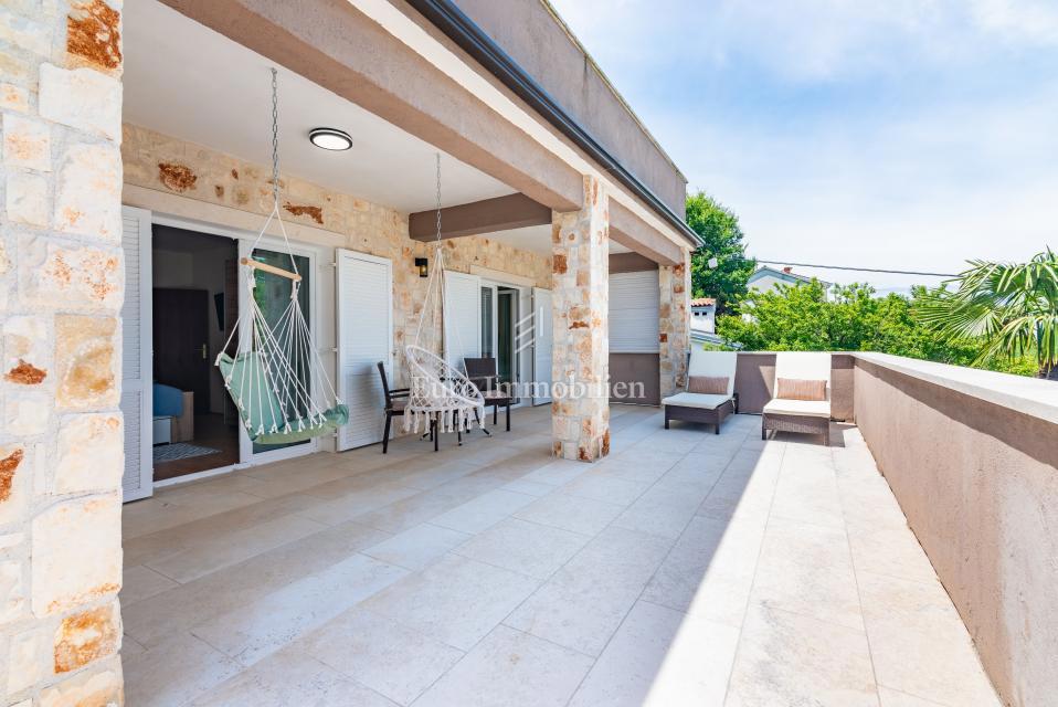 Otok Krk, Malinska, hiša z bazenom v tretji vrsti od morja!