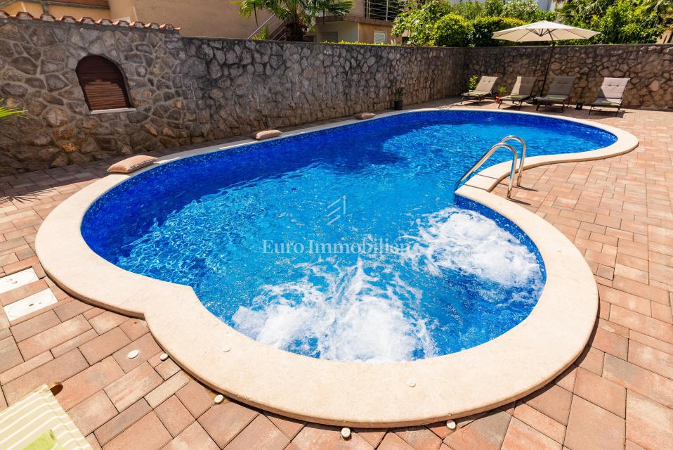 Otok Krk, Malinska, hiša z bazenom v tretji vrsti od morja!