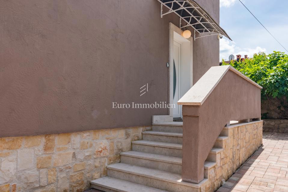 Otok Krk, Malinska, hiša z bazenom v tretji vrsti od morja!