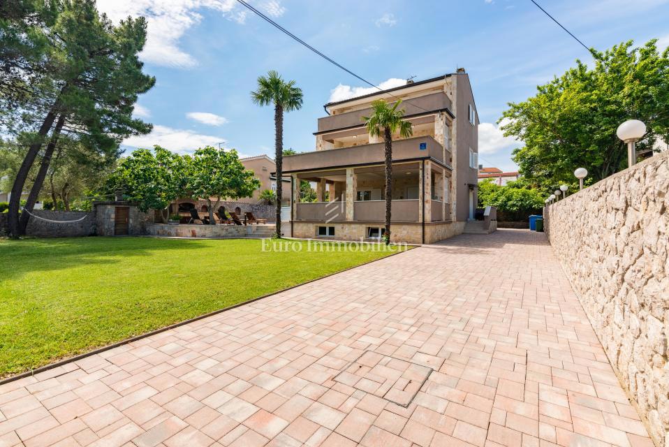 Otok Krk, Malinska, hiša z bazenom v tretji vrsti od morja!