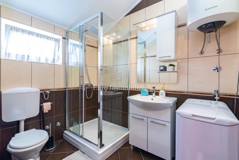 Otok Krk, Malinska, hiša z bazenom v tretji vrsti od morja!