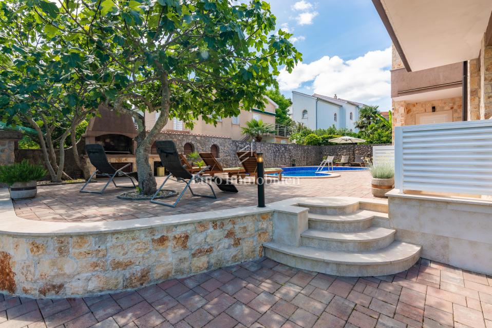 Otok Krk, Malinska, hiša z bazenom v tretji vrsti od morja!