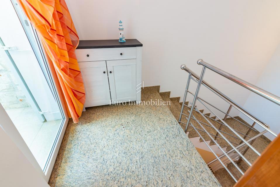 Otok Krk, Malinska, hiša z bazenom v tretji vrsti od morja!