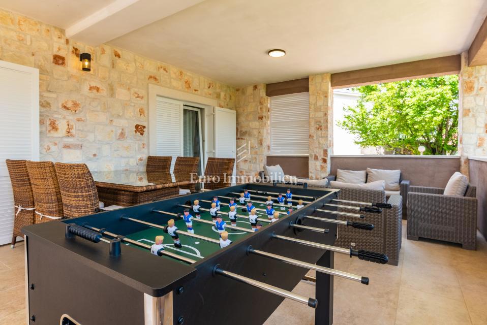 Otok Krk, Malinska, hiša z bazenom v tretji vrsti od morja!