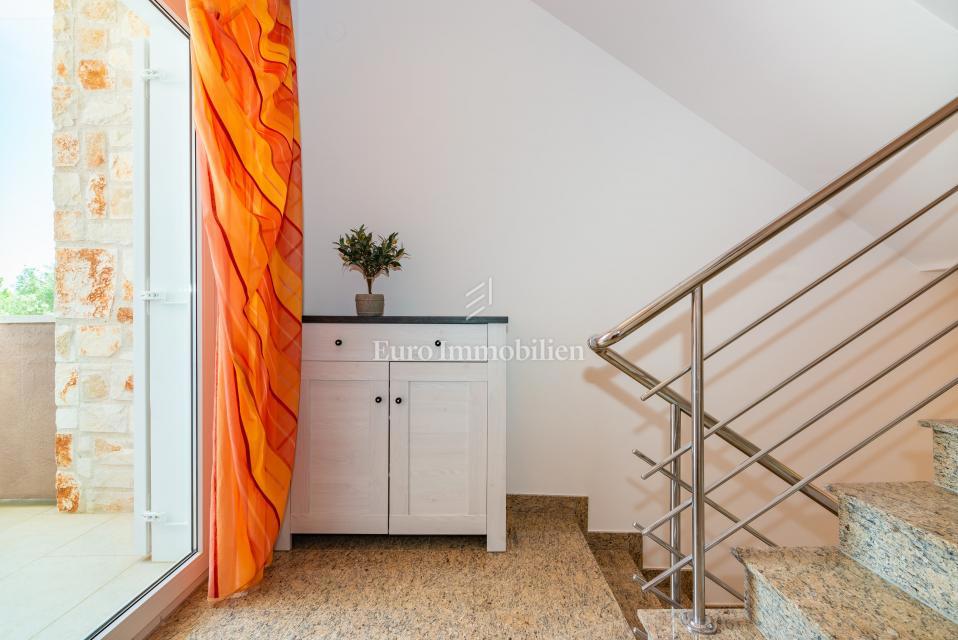 Otok Krk, Malinska, hiša z bazenom v tretji vrsti od morja!