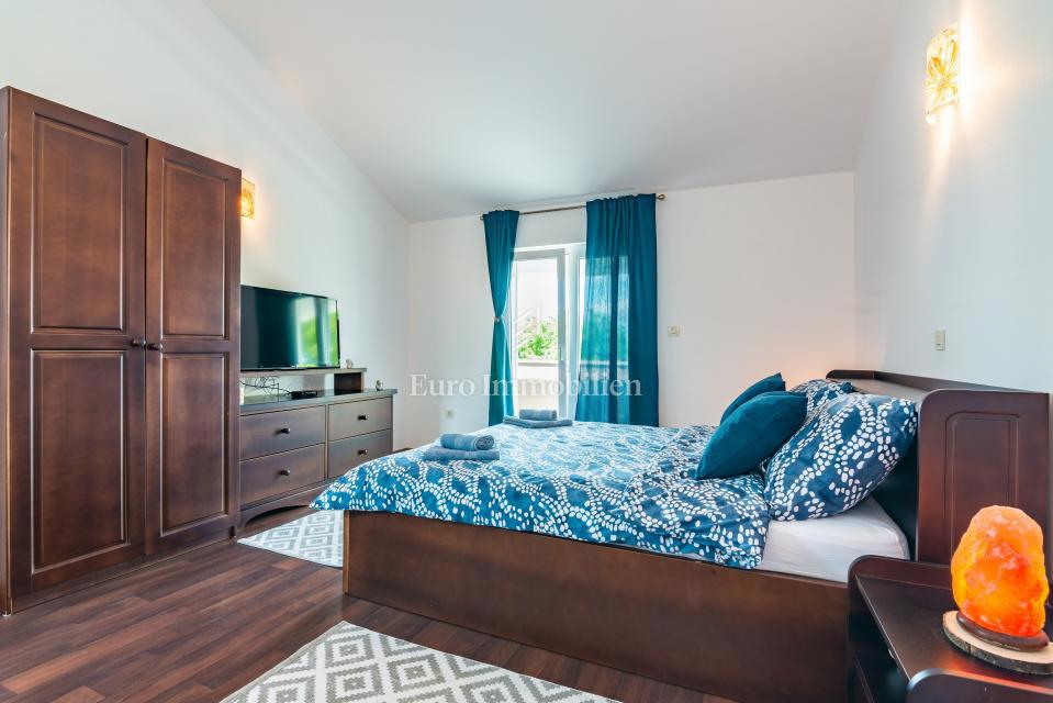 Otok Krk, Malinska, hiša z bazenom v tretji vrsti od morja!