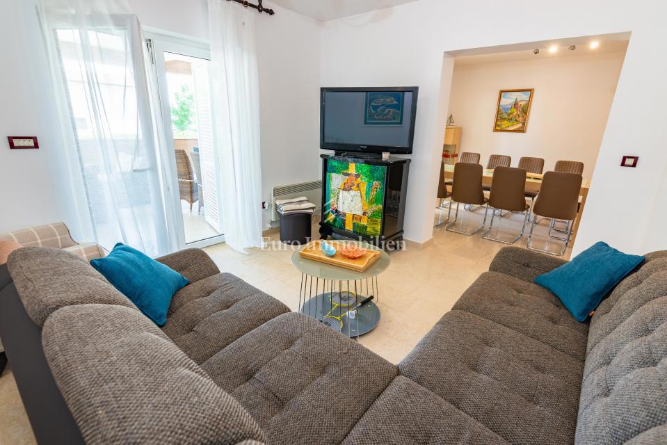 Otok Krk, Malinska, hiša z bazenom v tretji vrsti od morja!