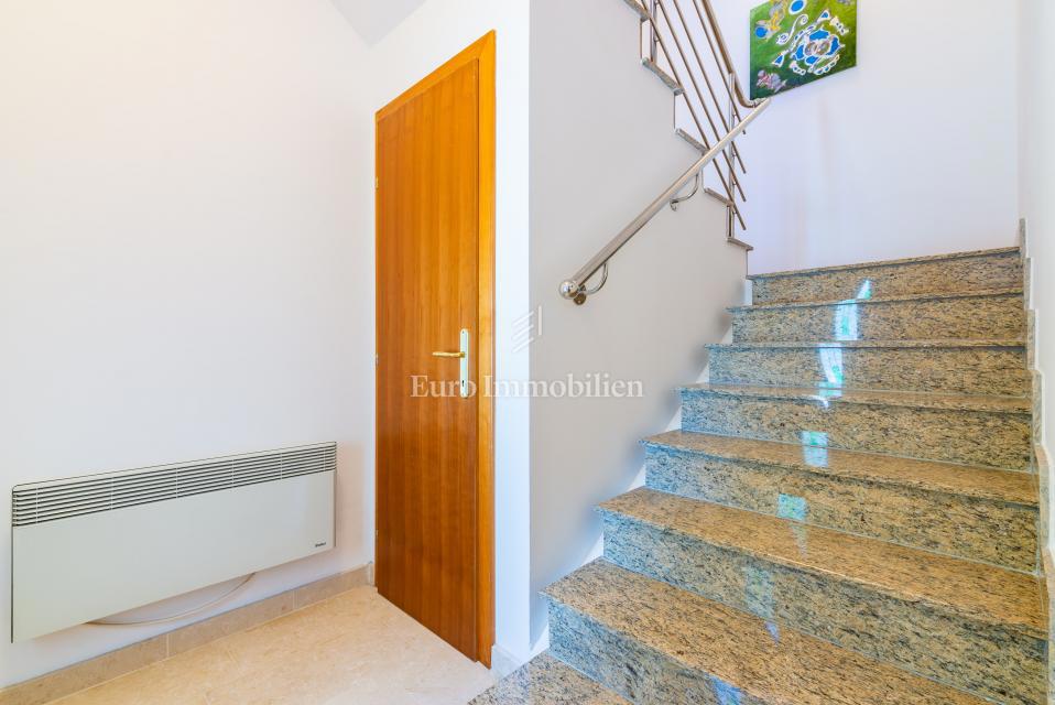 Otok Krk, Malinska, hiša z bazenom v tretji vrsti od morja!