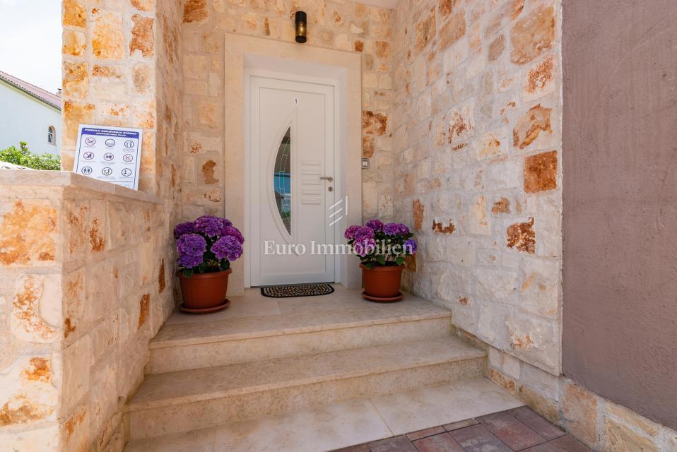 Otok Krk, Malinska, hiša z bazenom v tretji vrsti od morja!