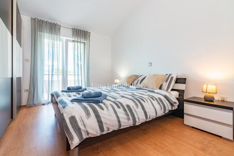 Otok Krk, Malinska, hiša z bazenom v tretji vrsti od morja!