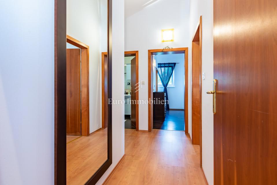 Otok Krk, Malinska, hiša z bazenom v tretji vrsti od morja!