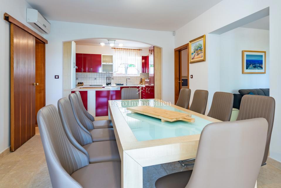 Otok Krk, Malinska, hiša z bazenom v tretji vrsti od morja!