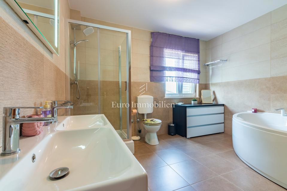 Otok Krk, Malinska, hiša z bazenom v tretji vrsti od morja!