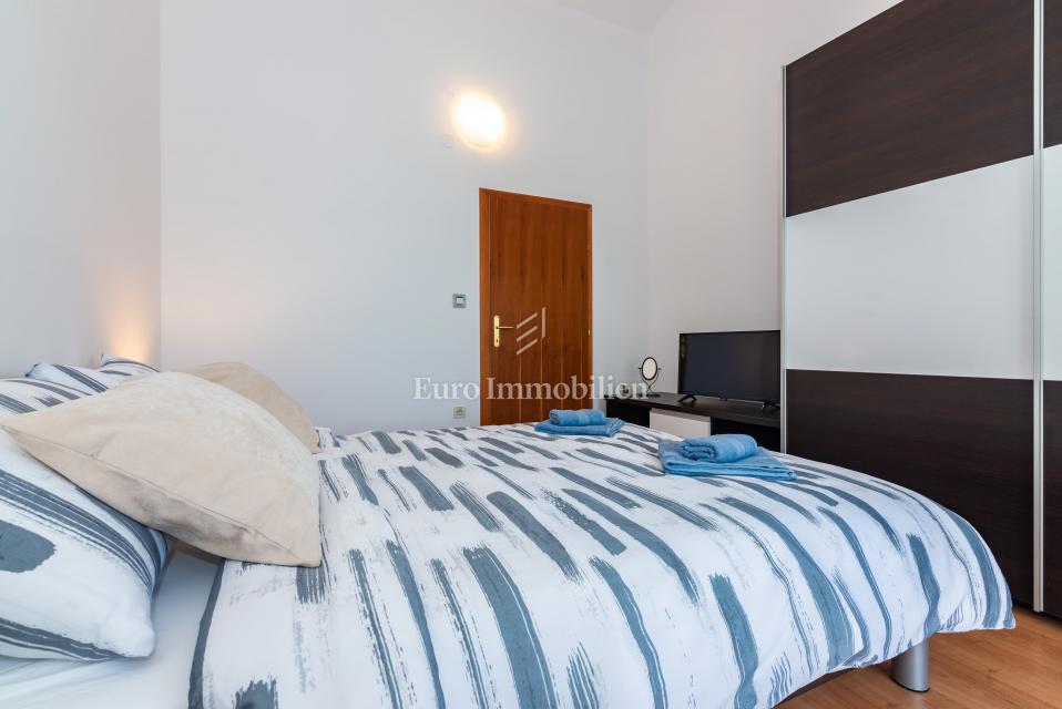 Otok Krk, Malinska, hiša z bazenom v tretji vrsti od morja!