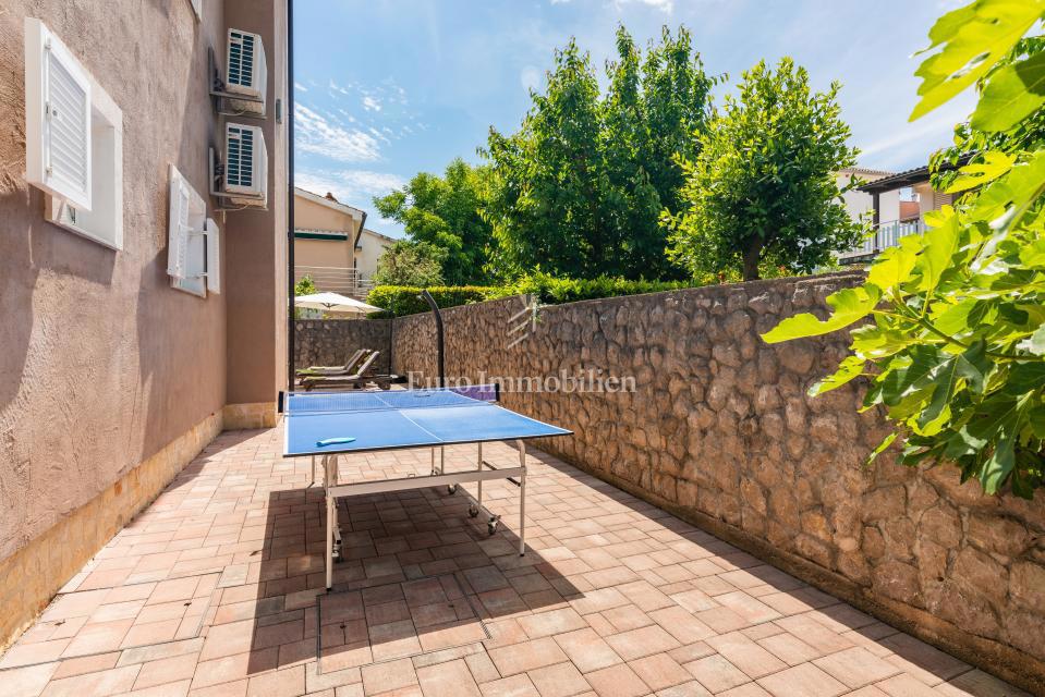 Otok Krk, Malinska, hiša z bazenom v tretji vrsti od morja!