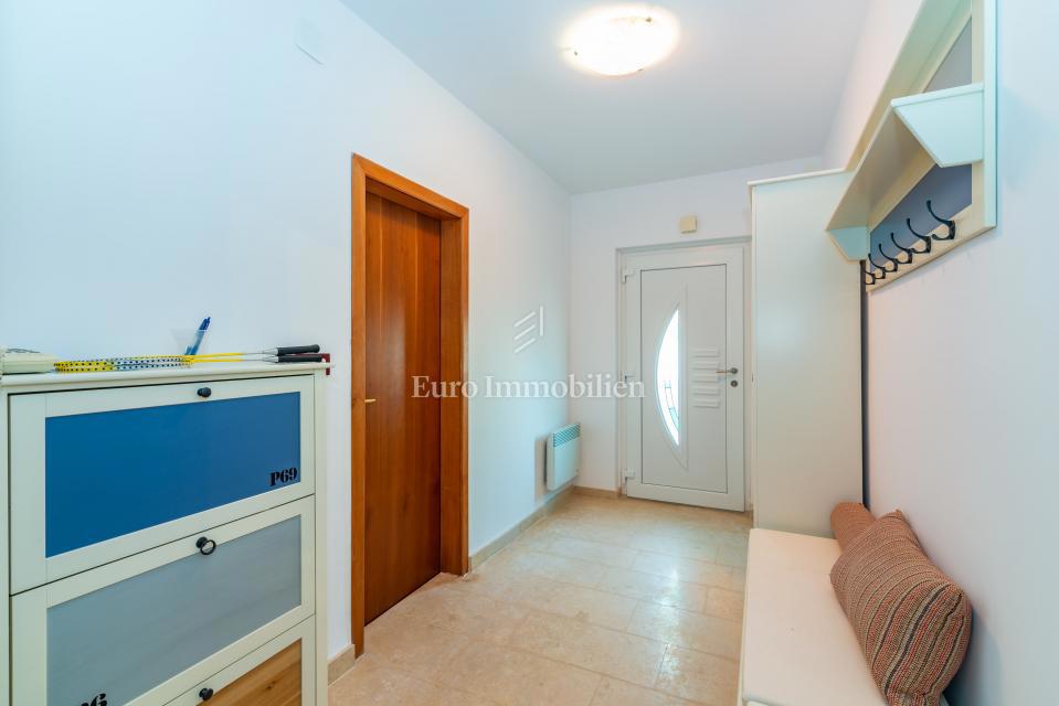 Otok Krk, Malinska, hiša z bazenom v tretji vrsti od morja!