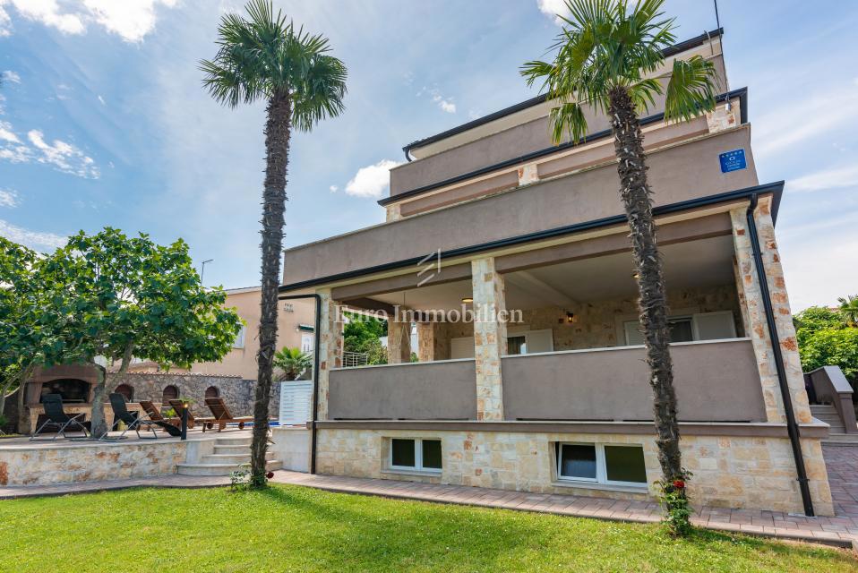 Otok Krk, Malinska, hiša z bazenom v tretji vrsti od morja!