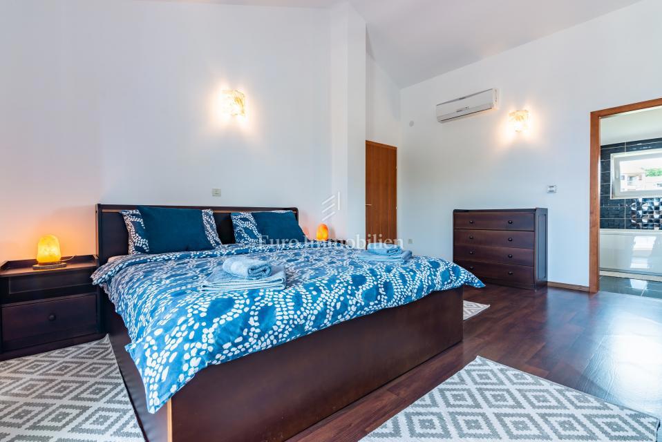 Otok Krk, Malinska, hiša z bazenom v tretji vrsti od morja!