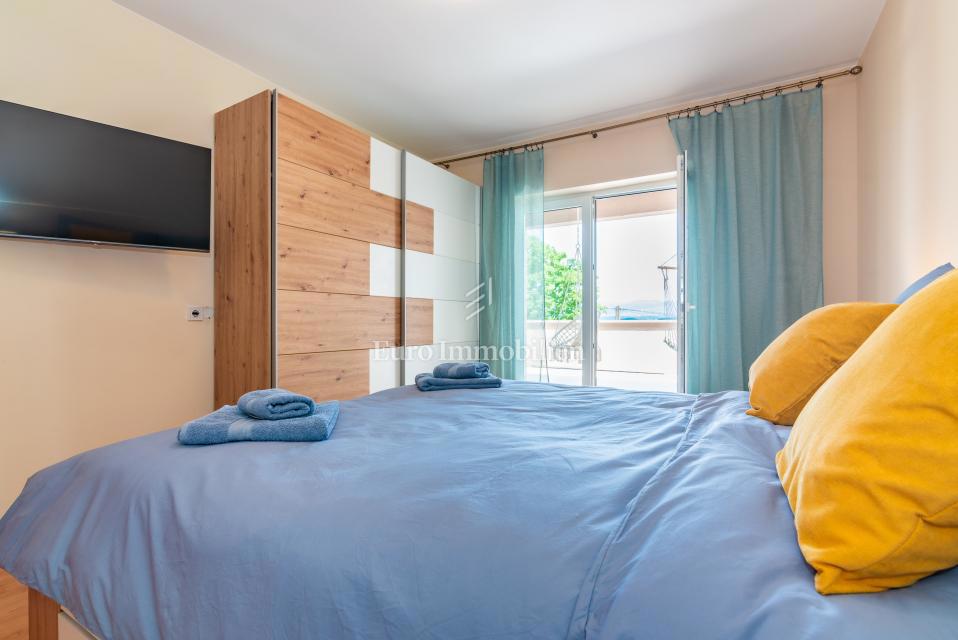 Otok Krk, Malinska, hiša z bazenom v tretji vrsti od morja!