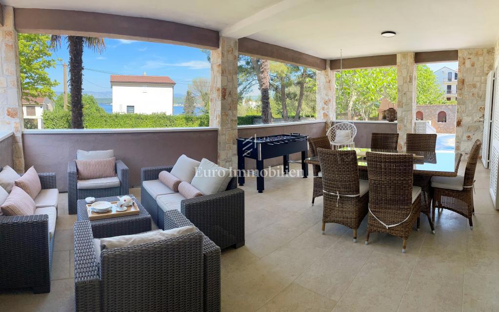 Otok Krk, Malinska, hiša z bazenom v tretji vrsti od morja!